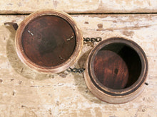 Carica l&#39;immagine nel visualizzatore di Gallery, Box Tikka, Scatolina Indiana Con Coperchio Laccata In Legno Di Teak. Costruiti Artigianalmente Con Un Unico Tronco Di Legno. Inserti Floreali Intarsiati In Osso, Con Bordo In Ottone Incastonato. Ideale come svuotasche, portagioie... Dimensioni Diametro 9,5 h7,5cm.   per ulteriori info o foto di vari modelli disponibili info@etniko.it facebook, ig, etsy : etnikobycrosato watshapp 0039 3338772841   