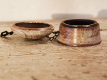 Carica l&#39;immagine nel visualizzatore di Gallery, Box Tikka, Scatolina Indiana Con Coperchio Laccata In Legno Di Teak. Costruiti Artigianalmente Con Un Unico Tronco Di Legno. Inserti Floreali Intarsiati In Osso, Con Bordo In Ottone Incastonato. Ideale come svuotasche, portagioie... Dimensioni Diametro 9,5 h7,5cm.   per ulteriori info o foto di vari modelli disponibili info@etniko.it facebook, ig, etsy : etnikobycrosato watshapp 0039 3338772841   