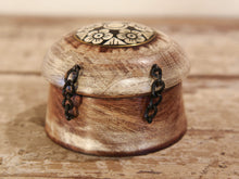 Carica l&#39;immagine nel visualizzatore di Gallery, Box Tikka, Scatolina Indiana Con Coperchio Laccata In Legno Di Teak. Costruiti Artigianalmente Con Un Unico Tronco Di Legno. Inserti Floreali Intarsiati In Osso, Con Bordo In Ottone Incastonato. Ideale come svuotasche, portagioie... Dimensioni Diametro 9,5 h7,5cm.   per ulteriori info o foto di vari modelli disponibili info@etniko.it facebook, ig, etsy : etnikobycrosato watshapp 0039 3338772841   