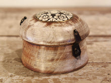 Carica l&#39;immagine nel visualizzatore di Gallery, Box Tikka, Scatolina Indiana Con Coperchio Laccata In Legno Di Teak. Costruiti Artigianalmente Con Un Unico Tronco Di Legno. Inserti Floreali Intarsiati In Osso, Con Bordo In Ottone Incastonato. Ideale come svuotasche, portagioie... Dimensioni Diametro 9,5 h7,5cm.   per ulteriori info o foto di vari modelli disponibili info@etniko.it facebook, ig, etsy : etnikobycrosato watshapp 0039 3338772841   
