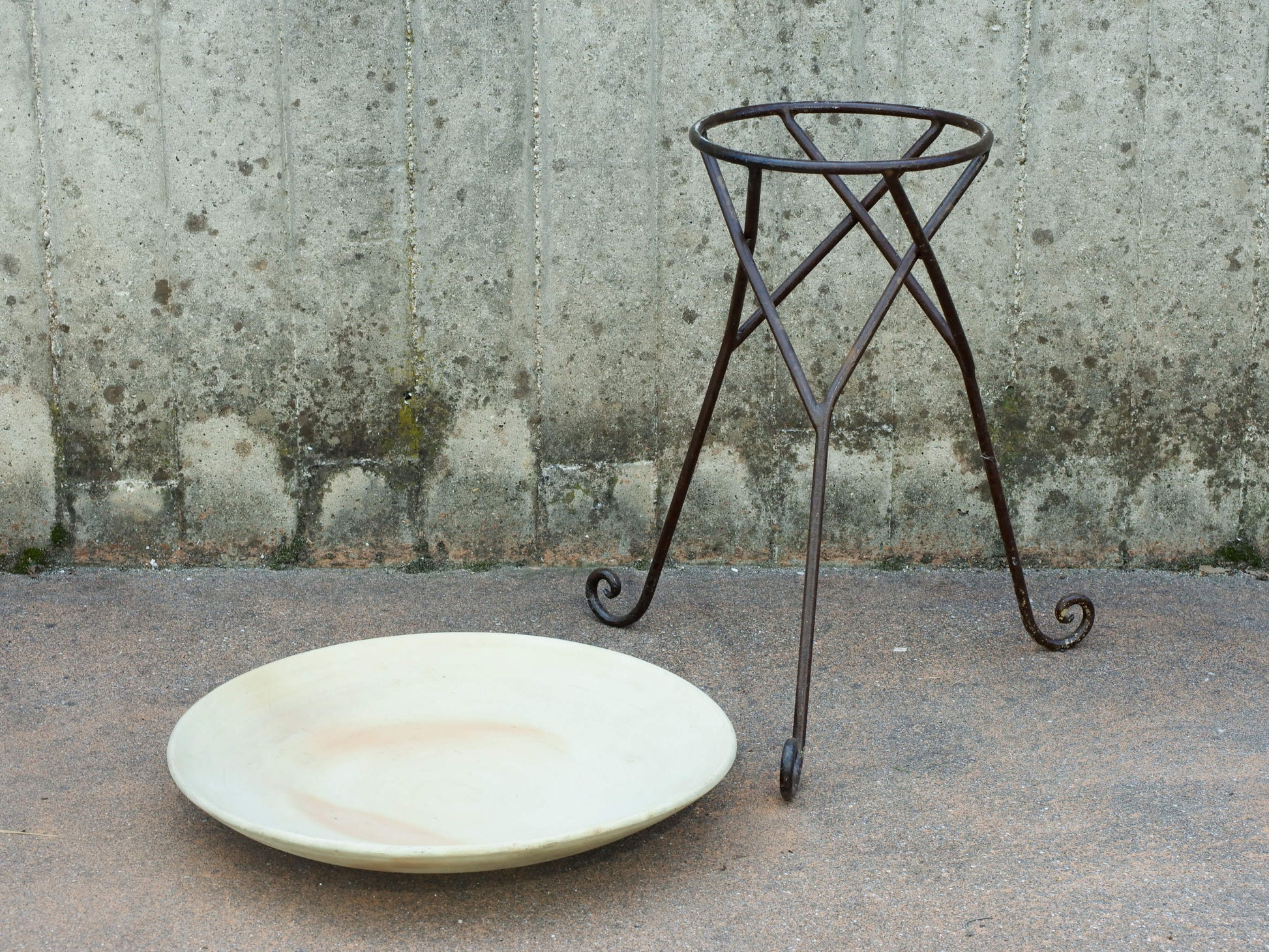 Tavolino Marocco con piano in terracotta e basamento in metallo. Pezzo unico lavorato artigianalmente. Composto da piatto e basamento in metallo scindibili.  Dimensioni diametro 56 h 62cm. 