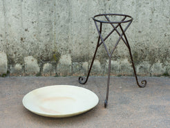 Tavolino Marocco con piano in terracotta e basamento in metallo. Pezzo unico lavorato artigianalmente. Composto da piatto e basamento in metallo scindibili.  Dimensioni diametro 56 h 62cm. 