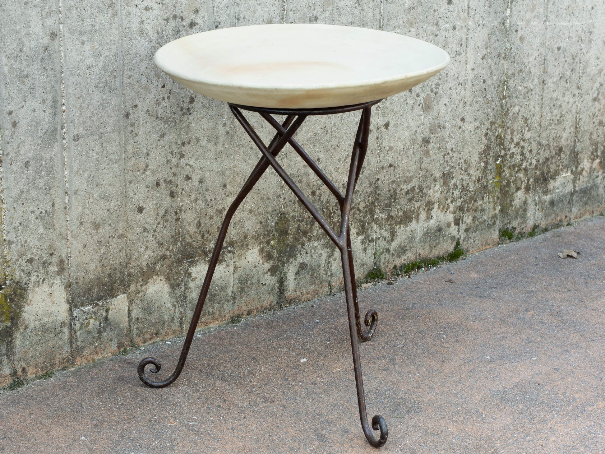 Tavolino Marocco con piano in terracotta e basamento in metallo. Pezzo unico lavorato artigianalmente. Composto da piatto e basamento in metallo scindibili.  Dimensioni diametro 56 h 62cm. 