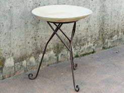Tavolino Marocco con piano in terracotta e basamento in metallo. Pezzo unico lavorato artigianalmente. Composto da piatto e basamento in metallo scindibili.  Dimensioni diametro 56 h 62cm. 