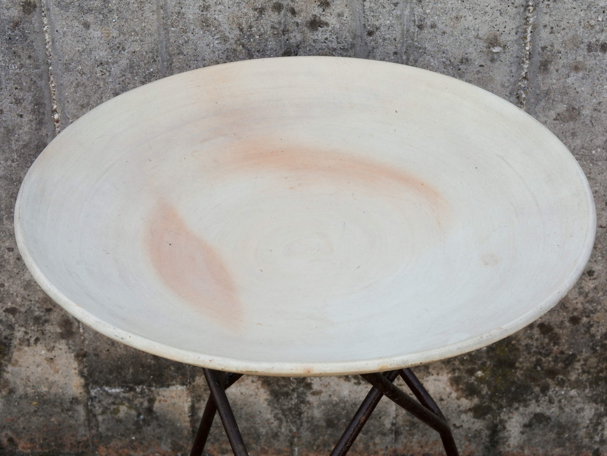 Tavolino Marocco con piano in terracotta e basamento in metallo. Pezzo unico lavorato artigianalmente. Composto da piatto e basamento in metallo scindibili.  Dimensioni diametro 56 h 62cm. 