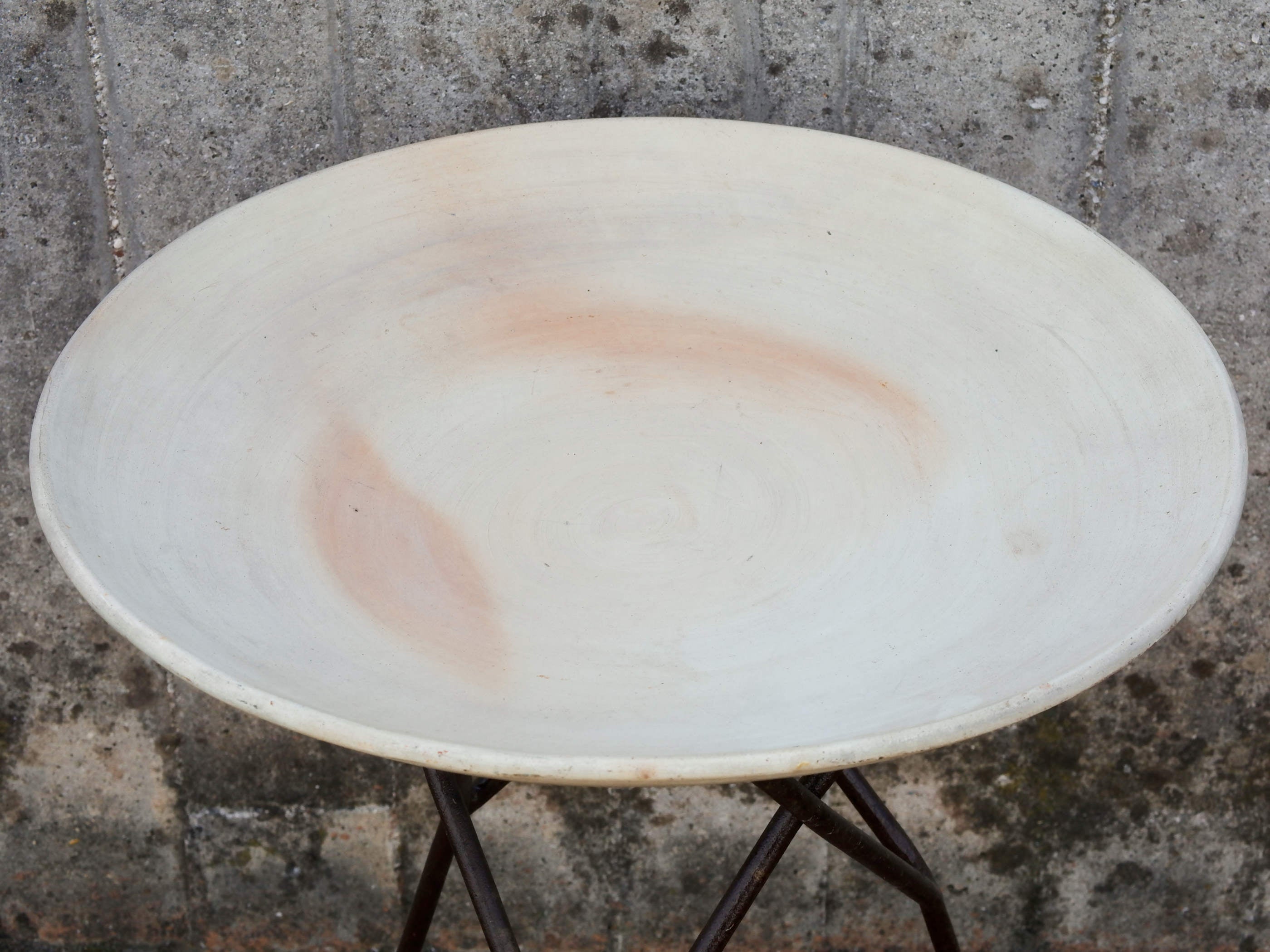 Tavolino Marocco con piano in terracotta e basamento in metallo. Pezzo unico lavorato artigianalmente. Composto da piatto e basamento in metallo scindibili.  Dimensioni diametro 56 h 62cm. 