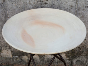 Tavolino Marocco con piano in terracotta e basamento in metallo. Pezzo unico lavorato artigianalmente. Composto da piatto e basamento in metallo scindibili.  Dimensioni diametro 56 h 62cm. 