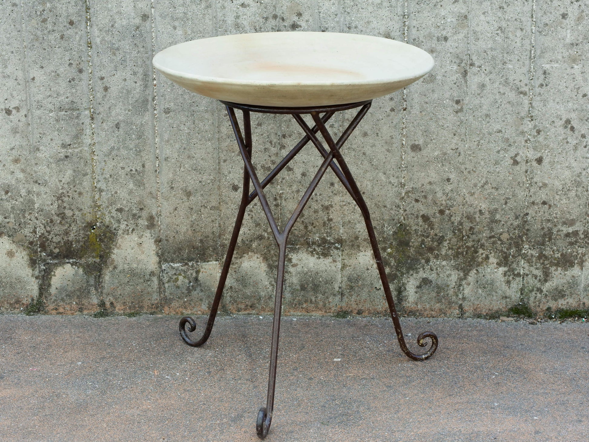 Tavolino Marocco con piano in terracotta e basamento in metallo. Pezzo unico lavorato artigianalmente. Composto da piatto e basamento in metallo scindibili.  Dimensioni diametro 56 h 62cm. 