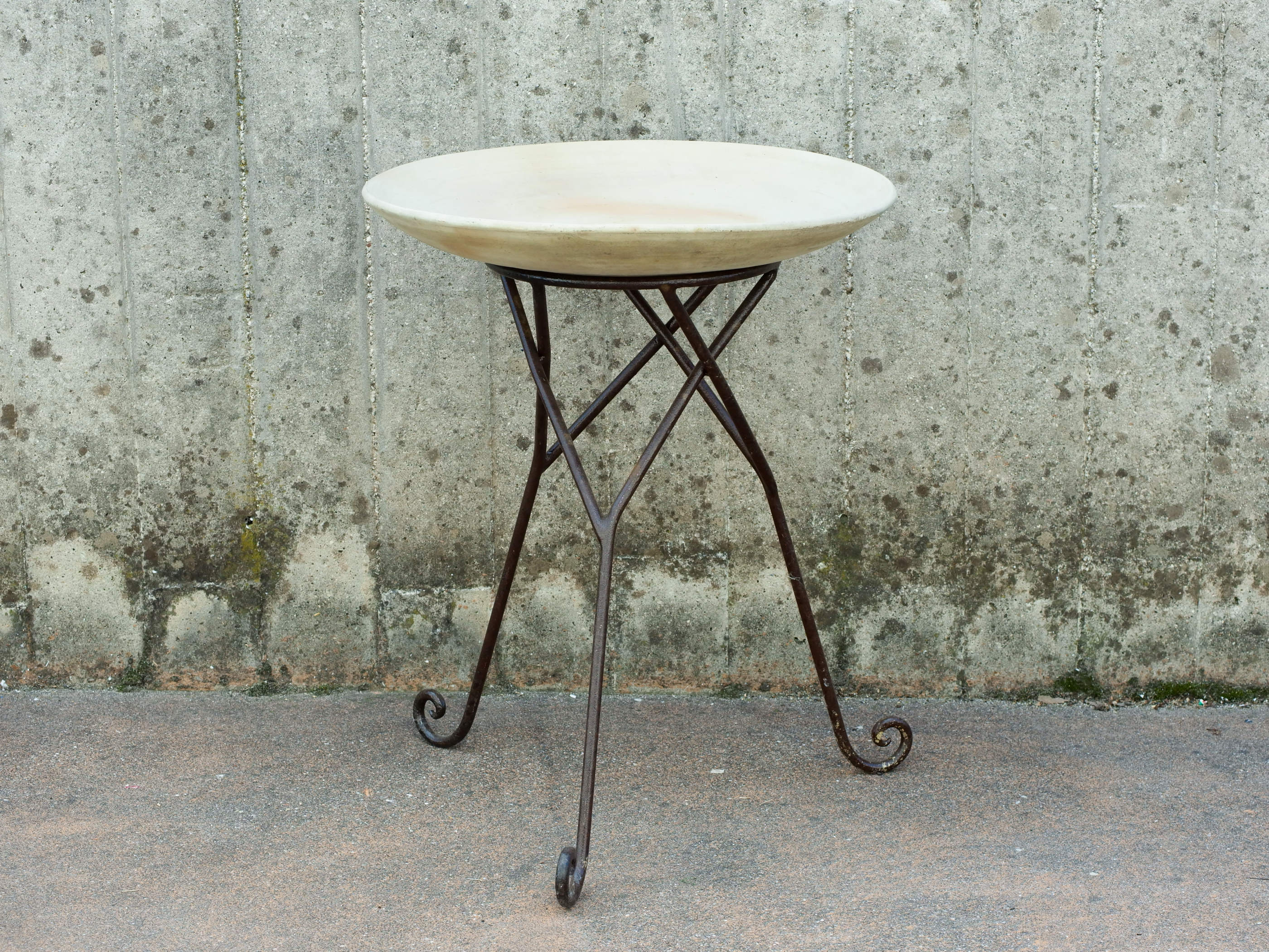 Tavolino Marocco con piano in terracotta e basamento in metallo. Pezzo unico lavorato artigianalmente. Composto da piatto e basamento in metallo scindibili.  Dimensioni diametro 56 h 62cm. 
