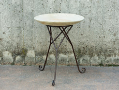 Tavolino Marocco con piano in terracotta e basamento in metallo. Pezzo unico lavorato artigianalmente. Composto da piatto e basamento in metallo scindibili.  Dimensioni diametro 56 h 62cm. 