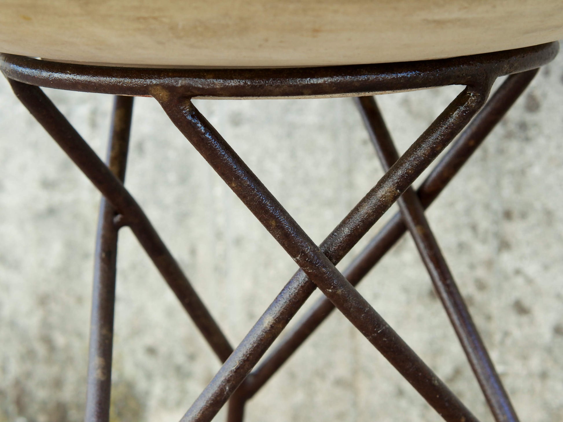 Tavolino Marocco con piano in terracotta e basamento in metallo. Pezzo unico lavorato artigianalmente. Composto da piatto e basamento in metallo scindibili.  Dimensioni diametro 56 h 62cm. 