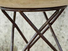 Carica l&#39;immagine nel visualizzatore di Gallery, Tavolino Marocco con piano in terracotta e basamento in metallo. Pezzo unico lavorato artigianalmente. Composto da piatto e basamento in metallo scindibili.  Dimensioni diametro 56 h 62cm. 