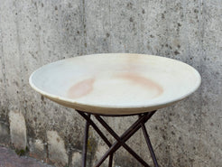 Tavolino Marocco con piano in terracotta e basamento in metallo. Pezzo unico lavorato artigianalmente. Composto da piatto e basamento in metallo scindibili.  Dimensioni diametro 56 h 62cm. 