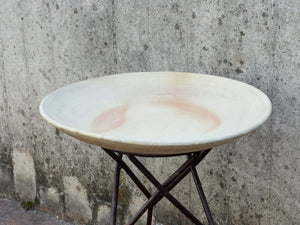 Tavolino Marocco con piano in terracotta e basamento in metallo. Pezzo unico lavorato artigianalmente. Composto da piatto e basamento in metallo scindibili.  Dimensioni diametro 56 h 62cm. 