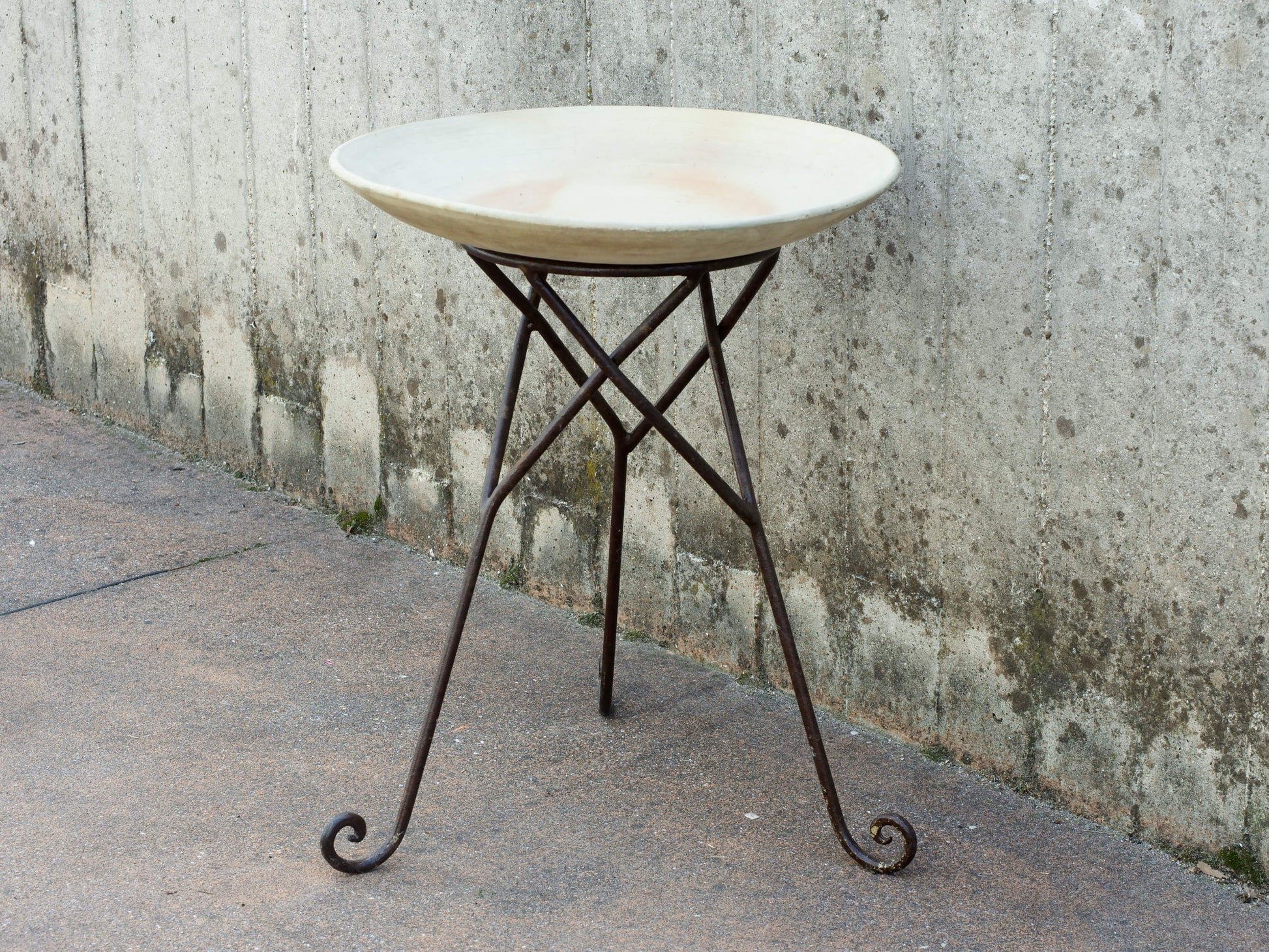 Tavolino Marocco con piano in terracotta e basamento in metallo. Pezzo unico lavorato artigianalmente. Composto da piatto e basamento in metallo scindibili.  Dimensioni diametro 56 h 62cm. 