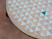 Carica l&#39;immagine nel visualizzatore di Gallery, Tavolino da giardino con basamento in metallo e top in mosaico. Prodotto artigianalmente in Marocco..  Diametro 60 h65cm.    per ulteriori info o dettagli: info@etniko.it 0039 3338778241 ig/fb : etniko by crosato etsy : etnikobycrosato