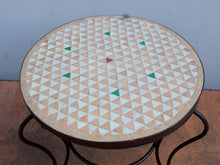 Carica l&#39;immagine nel visualizzatore di Gallery, Tavolino da giardino con basamento in metallo e top in mosaico. Prodotto artigianalmente in Marocco..  Diametro 60 h65cm.    per ulteriori info o dettagli: info@etniko.it 0039 3338778241 ig/fb : etniko by crosato etsy : etnikobycrosato