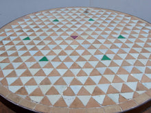 Carica l&#39;immagine nel visualizzatore di Gallery, Tavolino da giardino con basamento in metallo e top in mosaico. Prodotto artigianalmente in Marocco..  Diametro 60 h65cm.    per ulteriori info o dettagli: info@etniko.it 0039 3338778241 ig/fb : etniko by crosato etsy : etnikobycrosato