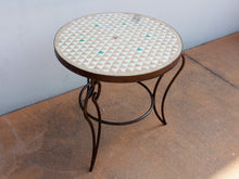 Carica l&#39;immagine nel visualizzatore di Gallery, Tavolino da giardino con basamento in metallo e top in mosaico. Prodotto artigianalmente in Marocco..  Diametro 60 h65cm.    per ulteriori info o dettagli: info@etniko.it 0039 3338778241 ig/fb : etniko by crosato etsy : etnikobycrosato