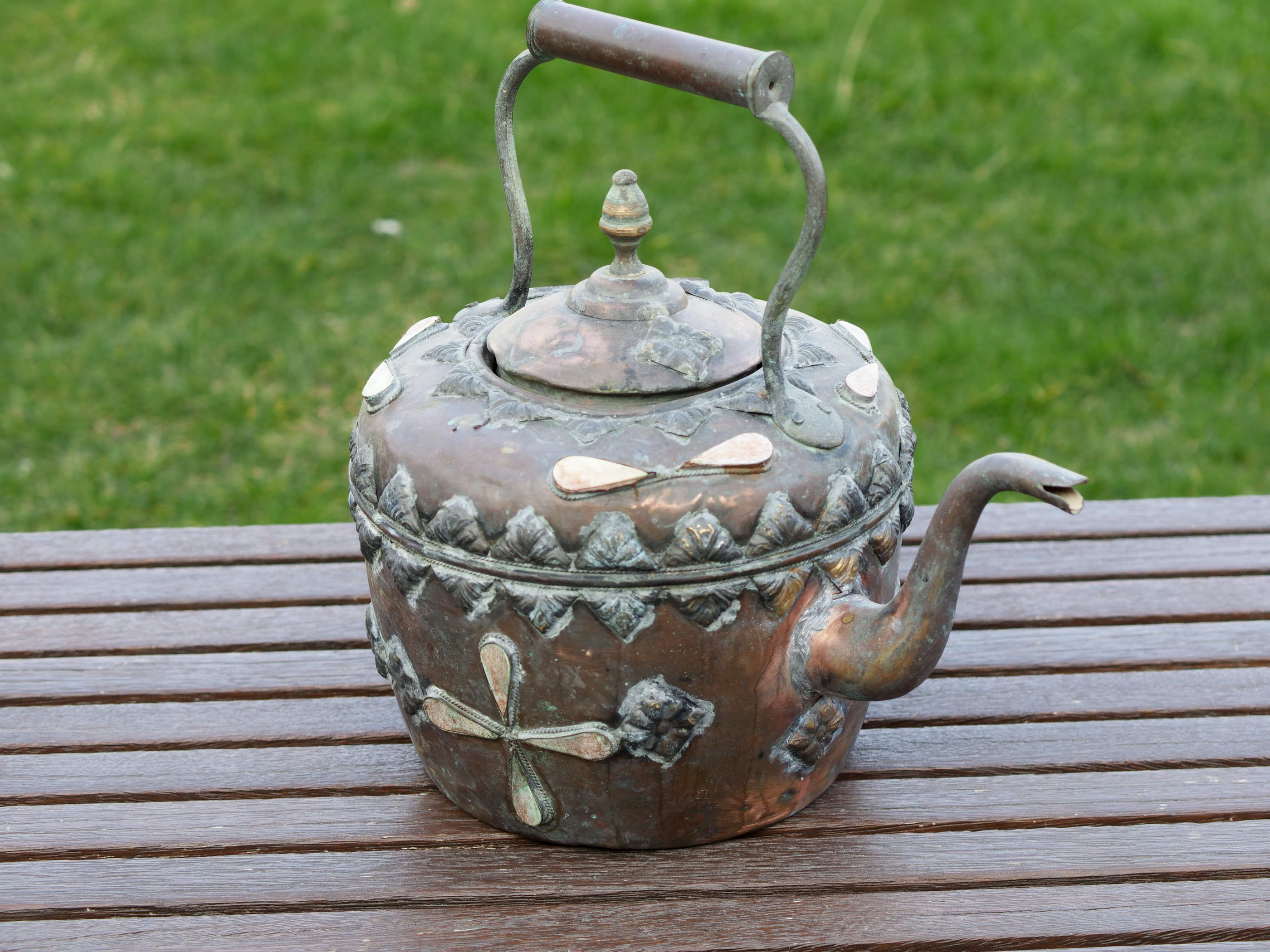 Teiera marocchina vintage in rame con inserti in osso di cammello dipinti. Cesellate e lavorate interamente a mano artigianalmente. Parte superiore apribile.  Dimensioni 34x23 h32cm.  per info ed ulteriori foto 0039 3338778241 info@etniko.it facebook / instagram / pinterest : etnikobycrosato