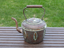Teiera marocchina vintage in rame con inserti in osso di cammello dipinti. Cesellate e lavorate interamente a mano artigianalmente. Parte superiore apribile.  Dimensioni 30x20  h30cm.  per info ed ulteriori foto 0039 3338778241 info@etniko.it facebook / instagram / pinterest : etnikobycrosato