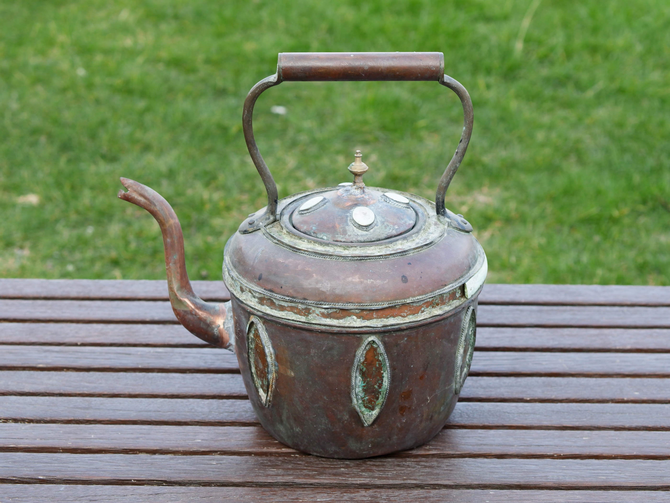 Teiera marocchina vintage in rame con inserti in osso di cammello dipinti. Cesellate e lavorate interamente a mano artigianalmente. Parte superiore apribile.  Dimensioni 30x20  h30cm.  per info ed ulteriori foto 0039 3338778241 info@etniko.it facebook / instagram / pinterest : etnikobycrosato