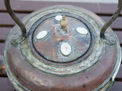 Teiera marocchina vintage in rame con inserti in osso di cammello dipinti. Cesellate e lavorate interamente a mano artigianalmente. Parte superiore apribile.  Dimensioni 30x20  h30cm.  per info ed ulteriori foto 0039 3338778241 info@etniko.it facebook / instagram / pinterest : etnikobycrosato