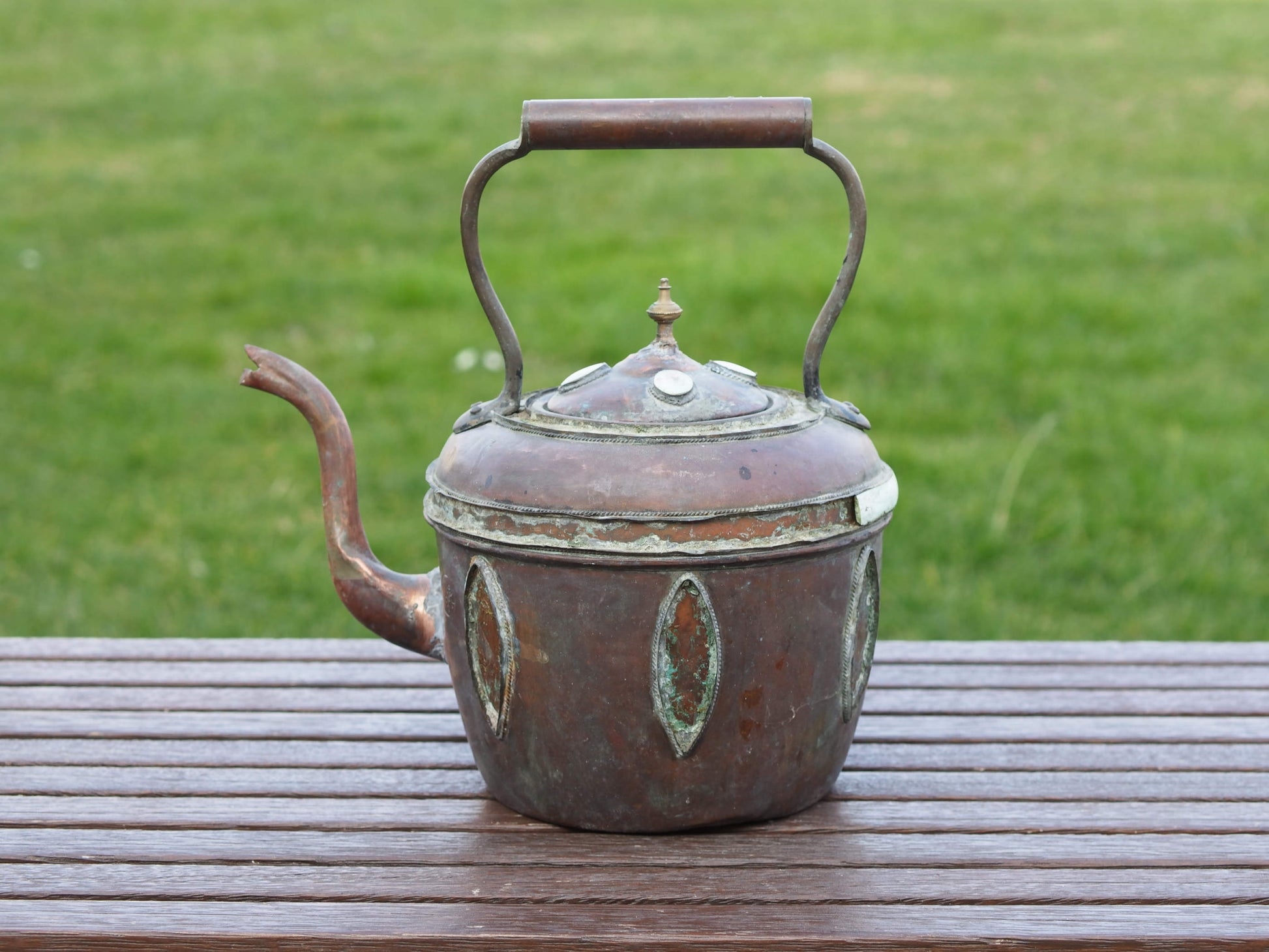 Teiera marocchina vintage in rame con inserti in osso di cammello dipinti. Cesellate e lavorate interamente a mano artigianalmente. Parte superiore apribile.  Dimensioni 30x20  h30cm.  per info ed ulteriori foto 0039 3338778241 info@etniko.it facebook / instagram / pinterest : etnikobycrosato