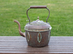 Teiera marocchina vintage in rame con inserti in osso di cammello dipinti. Cesellate e lavorate interamente a mano artigianalmente. Parte superiore apribile.  Dimensioni 30x20  h30cm.  per info ed ulteriori foto 0039 3338778241 info@etniko.it facebook / instagram / pinterest : etnikobycrosato