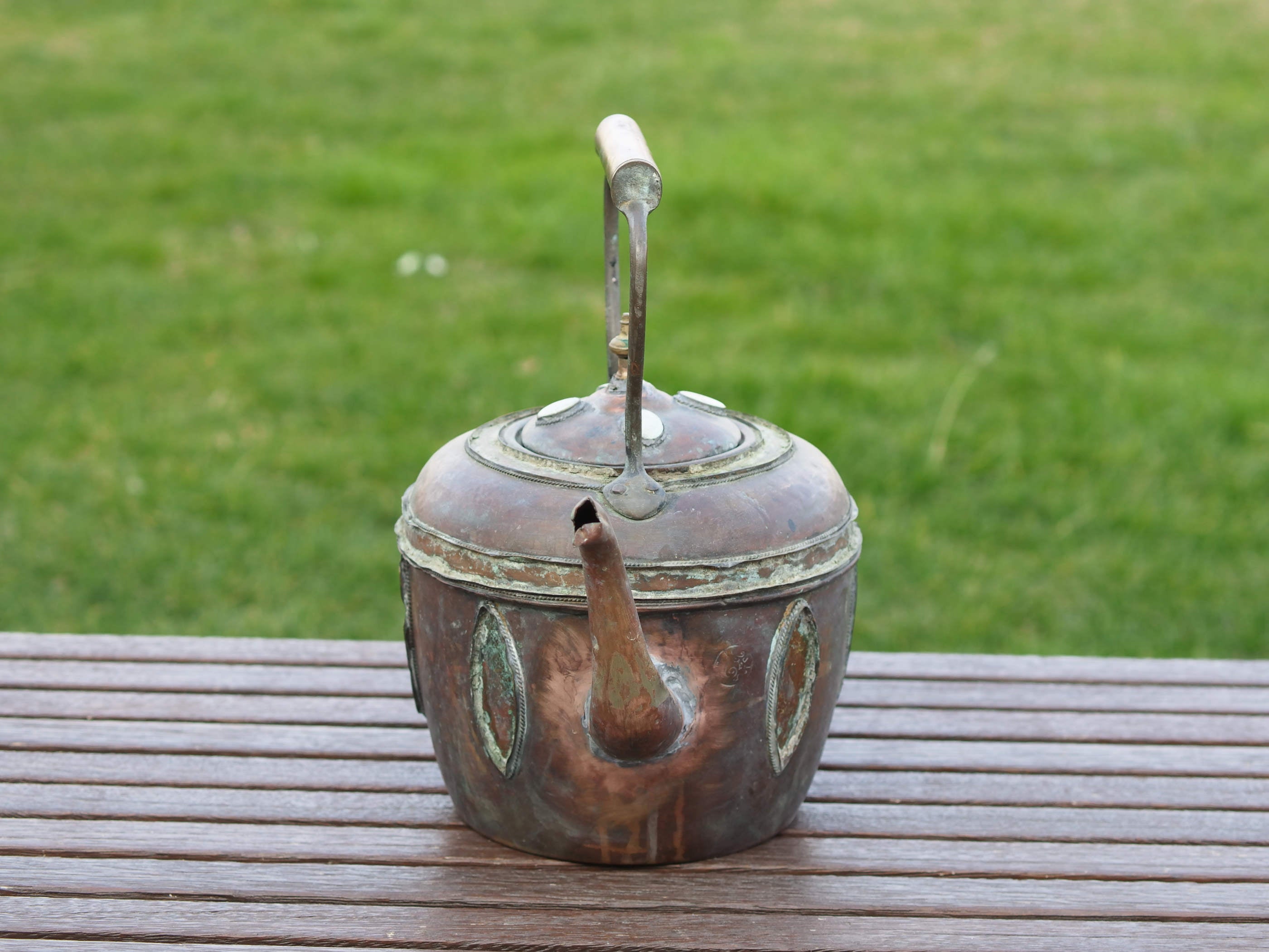 Teiera marocchina vintage in rame con inserti in osso di cammello dipinti. Cesellate e lavorate interamente a mano artigianalmente. Parte superiore apribile.  Dimensioni 30x20  h30cm.  per info ed ulteriori foto 0039 3338778241 info@etniko.it facebook / instagram / pinterest : etnikobycrosato