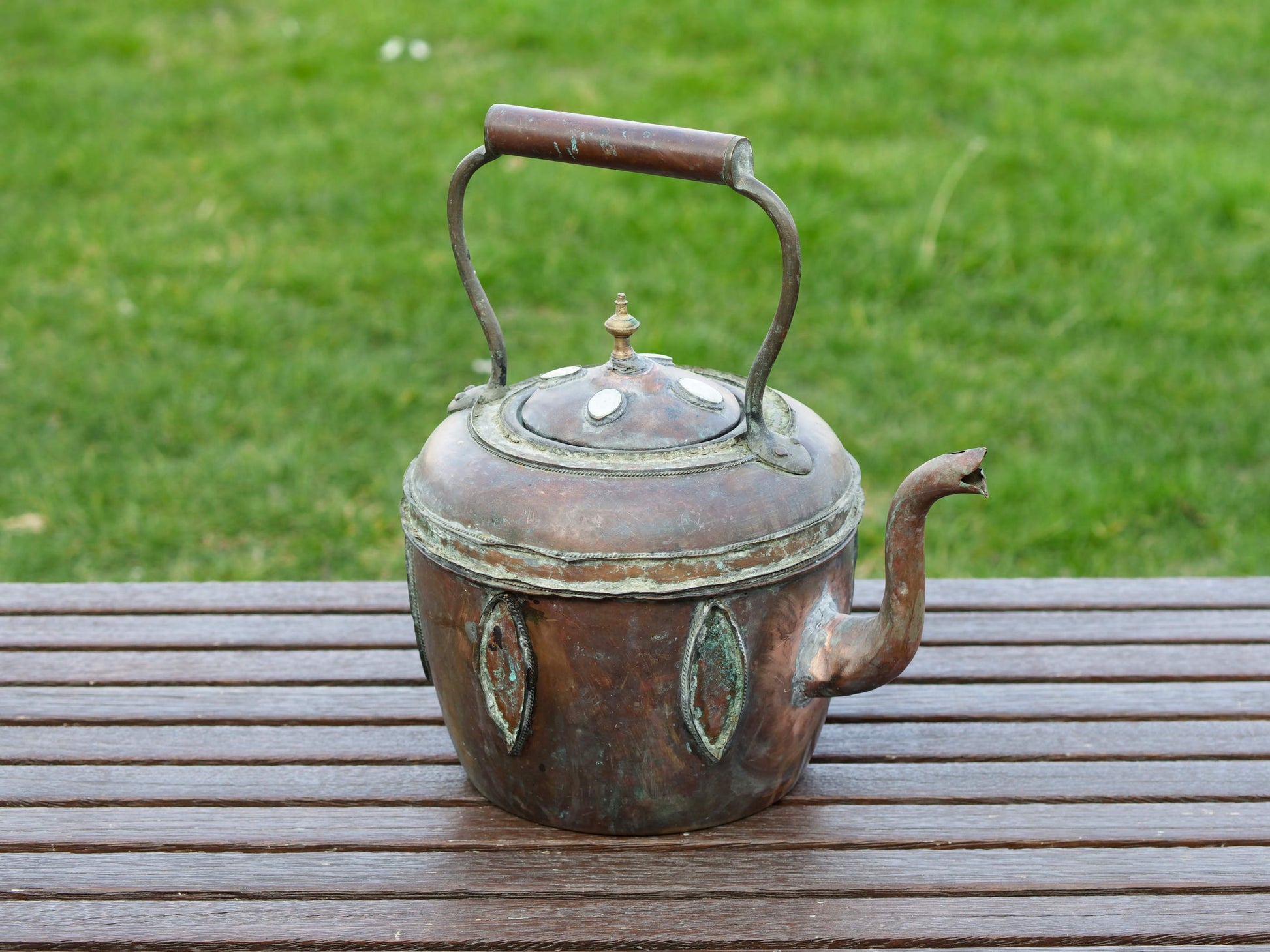 Teiera marocchina vintage in rame con inserti in osso di cammello dipinti. Cesellate e lavorate interamente a mano artigianalmente. Parte superiore apribile.  Dimensioni 30x20  h30cm.  per info ed ulteriori foto 0039 3338778241 info@etniko.it facebook / instagram / pinterest : etnikobycrosato