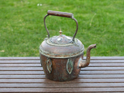 Teiera marocchina vintage in rame con inserti in osso di cammello dipinti. Cesellate e lavorate interamente a mano artigianalmente. Parte superiore apribile.  Dimensioni 30x20  h30cm.  per info ed ulteriori foto 0039 3338778241 info@etniko.it facebook / instagram / pinterest : etnikobycrosato