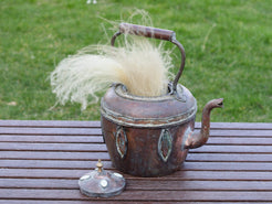 Teiera marocchina vintage in rame con inserti in osso di cammello dipinti. Cesellate e lavorate interamente a mano artigianalmente. Parte superiore apribile.  Dimensioni 30x20  h30cm.  per info ed ulteriori foto 0039 3338778241 info@etniko.it facebook / instagram / pinterest : etnikobycrosato