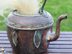 Teiera marocchina vintage in rame con inserti in osso di cammello dipinti. Cesellate e lavorate interamente a mano artigianalmente. Parte superiore apribile.  Dimensioni 30x20  h30cm.  per info ed ulteriori foto 0039 3338778241 info@etniko.it facebook / instagram / pinterest : etnikobycrosato