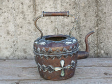 Carica l&#39;immagine nel visualizzatore di Gallery, Teiera marocchina vintage in rame con inserti in osso di cammello dipinti. Cesellate e lavorate interamente a mano artigianalmente. Parte superiore apribile.  Dimensioni 23x32 h35cm  per info ed ulteriori foto 0039 3338778241 info@etniko.it facebook / instagram / pinterest : etnikobycrosato