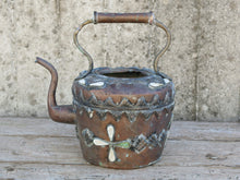 Carica l&#39;immagine nel visualizzatore di Gallery, Teiera marocchina vintage in rame con inserti in osso di cammello dipinti. Cesellate e lavorate interamente a mano artigianalmente. Parte superiore apribile.  Dimensioni 23x32 h35cm  per info ed ulteriori foto 0039 3338778241 info@etniko.it facebook / instagram / pinterest : etnikobycrosato
