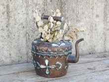 Carica l&#39;immagine nel visualizzatore di Gallery, Teiera marocchina vintage in rame con inserti in osso di cammello dipinti. Cesellate e lavorate interamente a mano artigianalmente. Parte superiore apribile.  Dimensioni 23x32 h35cm  per info ed ulteriori foto 0039 3338778241 info@etniko.it facebook / instagram / pinterest : etnikobycrosato