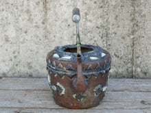 Carica l&#39;immagine nel visualizzatore di Gallery, Teiera marocchina vintage in rame con inserti in osso di cammello dipinti. Cesellate e lavorate interamente a mano artigianalmente. Parte superiore apribile.  Dimensioni 23x32 h35cm  per info ed ulteriori foto 0039 3338778241 info@etniko.it facebook / instagram / pinterest : etnikobycrosato