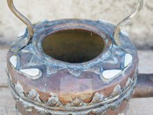 Carica l&#39;immagine nel visualizzatore di Gallery, Teiera marocchina vintage in rame con inserti in osso di cammello dipinti. Cesellate e lavorate interamente a mano artigianalmente. Parte superiore apribile.  Dimensioni 23x32 h35cm  per info ed ulteriori foto 0039 3338778241 info@etniko.it facebook / instagram / pinterest : etnikobycrosato
