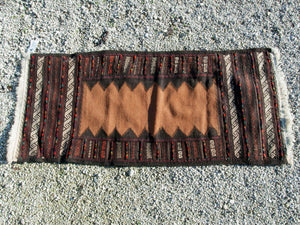 tappeto in lana Djidjim o djadjim , sostanzialmente una versione dei Kilim . Meno elaborati più "moderni" non tanto come epoca ma come design . il tappeto è in lana annodata a mano , tutti colori sono ottenuti da pigmanti naturali  dei nomadi Beluch sono presenti nel Beluchisthan Iraniano e nella intera ridotta fascia confinante con il sud in Afghanistan e in una porzione in territorio nella provincia di Chagai e Monti Sulaiman  tappeto raro  146x70cm