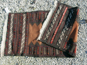 tappeto in lana Djidjim o djadjim , sostanzialmente una versione dei Kilim . Meno elaborati più "moderni" non tanto come epoca ma come design . il tappeto è in lana annodata a mano , tutti colori sono ottenuti da pigmanti naturali  dei nomadi Beluch sono presenti nel Beluchisthan Iraniano e nella intera ridotta fascia confinante con il sud in Afghanistan e in una porzione in territorio nella provincia di Chagai e Monti Sulaiman  tappeto raro  146x70cm