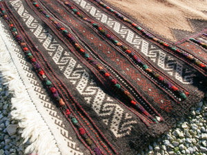 tappeto in lana Djidjim o djadjim , sostanzialmente una versione dei Kilim . Meno elaborati più "moderni" non tanto come epoca ma come design . il tappeto è in lana annodata a mano , tutti colori sono ottenuti da pigmanti naturali  dei nomadi Beluch sono presenti nel Beluchisthan Iraniano e nella intera ridotta fascia confinante con il sud in Afghanistan e in una porzione in territorio nella provincia di Chagai e Monti Sulaiman  tappeto raro  146x70cm