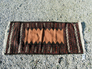 tappeto in lana Djidjim o djadjim , sostanzialmente una versione dei Kilim . Meno elaborati più "moderni" non tanto come epoca ma come design . il tappeto è in lana annodata a mano , tutti colori sono ottenuti da pigmanti naturali  dei nomadi Beluch sono presenti nel Beluchisthan Iraniano e nella intera ridotta fascia confinante con il sud in Afghanistan e in una porzione in territorio nella provincia di Chagai e Monti Sulaiman  tappeto raro  146x70cm