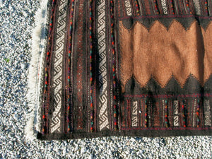 tappeto in lana Djidjim o djadjim , sostanzialmente una versione dei Kilim . Meno elaborati più "moderni" non tanto come epoca ma come design . il tappeto è in lana annodata a mano , tutti colori sono ottenuti da pigmanti naturali  dei nomadi Beluch sono presenti nel Beluchisthan Iraniano e nella intera ridotta fascia confinante con il sud in Afghanistan e in una porzione in territorio nella provincia di Chagai e Monti Sulaiman  tappeto raro  146x70cm