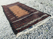 Carica l&#39;immagine nel visualizzatore di Gallery, tappeto in lana Djidjim o djadjim , sostanzialmente una versione dei Kilim . Meno elaborati più &quot;moderni&quot; non tanto come epoca ma come design . il tappeto è in lana annodata a mano , tutti colori sono ottenuti da pigmanti naturali  dei nomadi Beluch sono presenti nel Beluchisthan Iraniano e nella intera ridotta fascia confinante con il sud in Afghanistan e in una porzione in territorio nella provincia di Chagai e Monti Sulaiman  tappeto raro  146x70cm