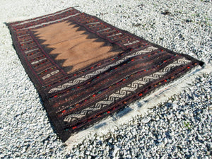 tappeto in lana Djidjim o djadjim , sostanzialmente una versione dei Kilim . Meno elaborati più "moderni" non tanto come epoca ma come design . il tappeto è in lana annodata a mano , tutti colori sono ottenuti da pigmanti naturali  dei nomadi Beluch sono presenti nel Beluchisthan Iraniano e nella intera ridotta fascia confinante con il sud in Afghanistan e in una porzione in territorio nella provincia di Chagai e Monti Sulaiman  tappeto raro  146x70cm