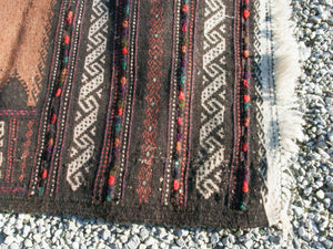 tappeto in lana Djidjim o djadjim , sostanzialmente una versione dei Kilim . Meno elaborati più "moderni" non tanto come epoca ma come design . il tappeto è in lana annodata a mano , tutti colori sono ottenuti da pigmanti naturali  dei nomadi Beluch sono presenti nel Beluchisthan Iraniano e nella intera ridotta fascia confinante con il sud in Afghanistan e in una porzione in territorio nella provincia di Chagai e Monti Sulaiman  tappeto raro  146x70cm