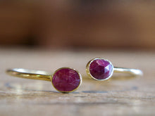 Carica l&#39;immagine nel visualizzatore di Gallery, bracciale indiano fatto a mano in argento 925 dorato   alle estremità ha 2 pietre incastonate e tagliate   radice di zaffiro  19 cm circonferenza regolabile .  pietre 1x1 cm   peso 8 gr   per info ed ulteriori foto info@etniko.it facebook / instagram : etnikobycrosato 0039 3338778241 www.etniko.it pinterest : etnikobycrosato