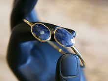 Carica l&#39;immagine nel visualizzatore di Gallery, bracciale indiano fatto a mano in argento 925 dorato   alle estremità ha 2 pietre incastonate e tagliate   radice di zaffiro  19 cm circonferenza regolabile .  pietre 1x1 cm   peso 8 gr   per info ed ulteriori foto info@etniko.it facebook / instagram : etnikobycrosato 0039 3338778241 www.etniko.it pinterest : etnikobycrosato
