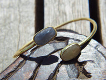 Carica l&#39;immagine nel visualizzatore di Gallery, bracciale indiano fatto a mano in argento 925 dorato   alle estremità ha 2 pietre incastonate e tagliate   radice di zaffiro  19 cm circonferenza regolabile .  pietre 1x1 cm   peso 8 gr   per info ed ulteriori foto info@etniko.it facebook / instagram : etnikobycrosato 0039 3338778241 www.etniko.it pinterest : etnikobycrosato
